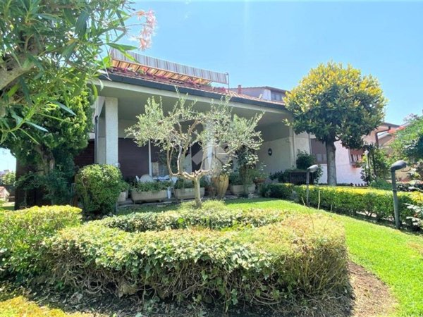 casa indipendente in vendita a Guidonia Montecelio in zona Colleverde