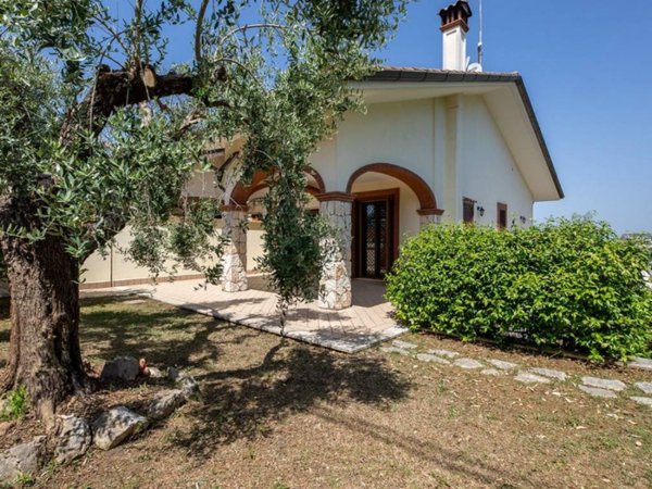 casa indipendente in vendita a Guidonia Montecelio in zona Setteville