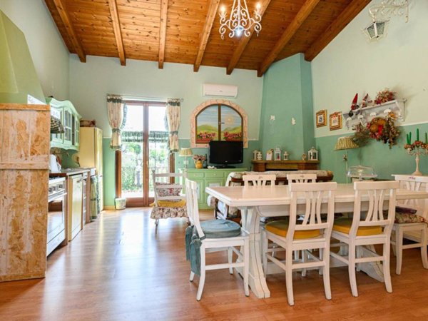 casa indipendente in vendita a Guidonia Montecelio in zona Villanova