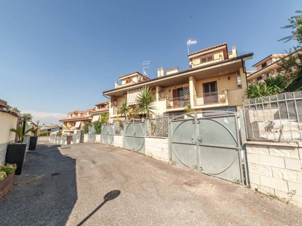 casa indipendente in vendita a Guidonia Montecelio in zona Marco Simone