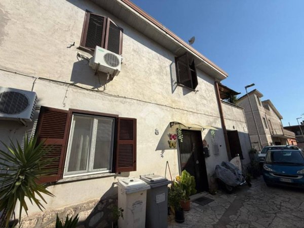 intera palazzina in vendita a Guidonia Montecelio in zona Guidonia