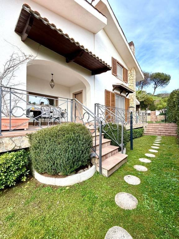 casa indipendente in vendita a Guidonia Montecelio in zona Colleverde