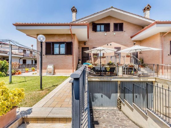 casa indipendente in vendita a Guidonia Montecelio in zona Setteville