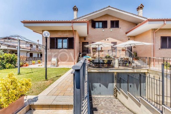 casa indipendente in vendita a Guidonia Montecelio in zona Setteville