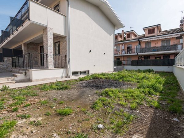 casa indipendente in vendita a Guidonia Montecelio in zona Colle Fiorito
