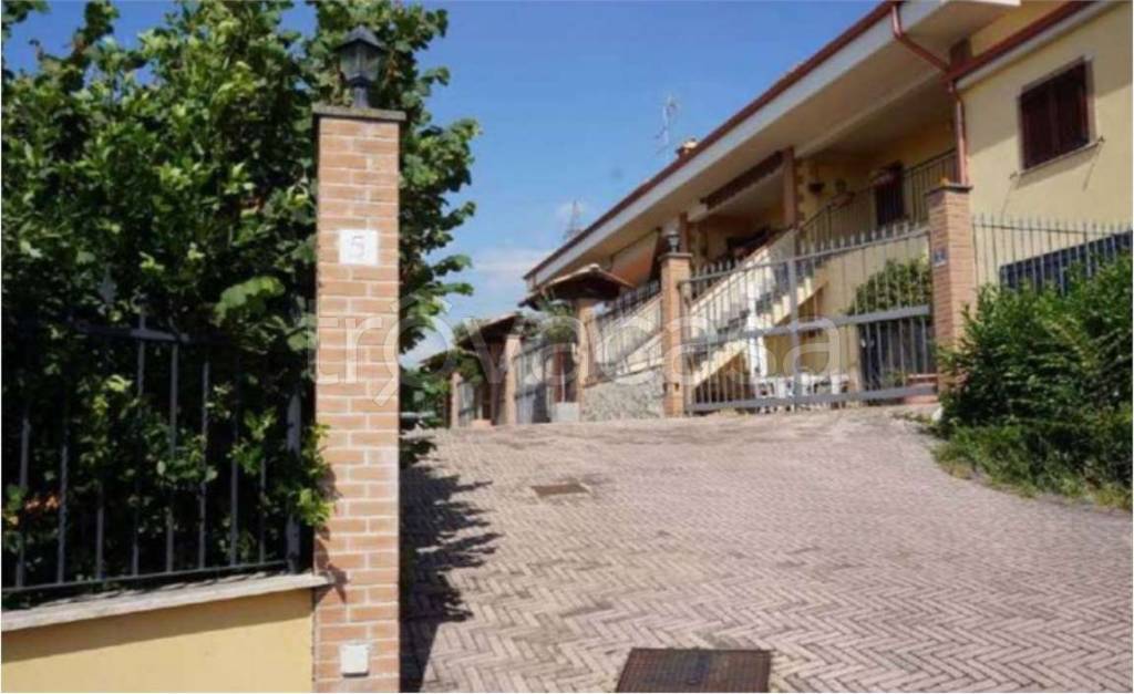 casa indipendente in vendita a Guidonia Montecelio in zona Montecelio
