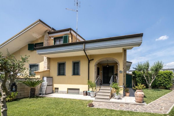 casa indipendente in vendita a Guidonia Montecelio in zona Marco Simone