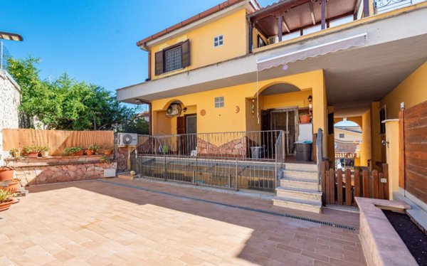 casa indipendente in vendita a Guidonia Montecelio in zona Guidonia