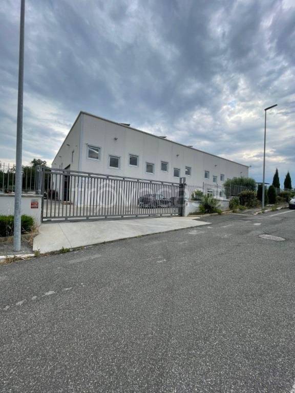 locale commerciale in vendita a Guidonia Montecelio