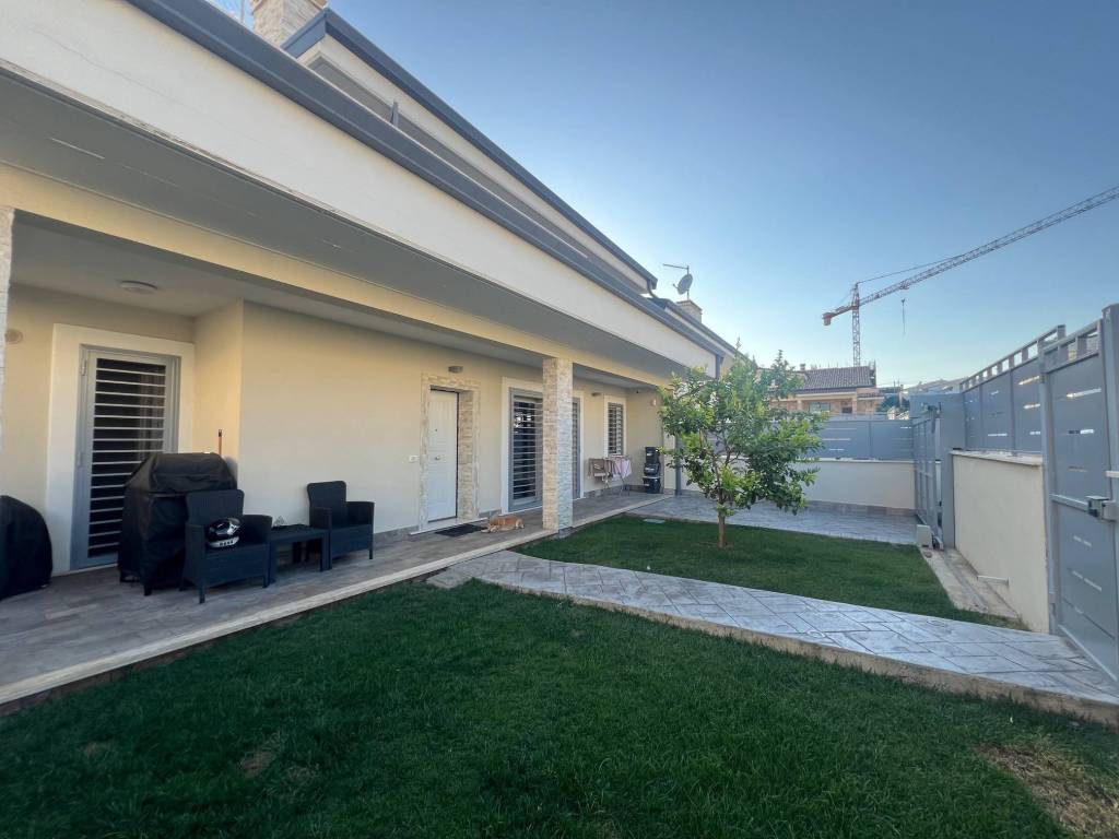 casa indipendente in vendita a Guidonia Montecelio in zona Setteville
