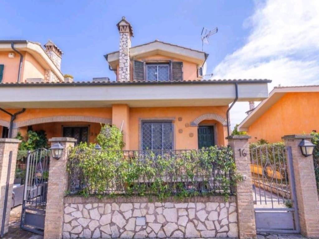 casa indipendente in vendita a Guidonia Montecelio in zona Setteville