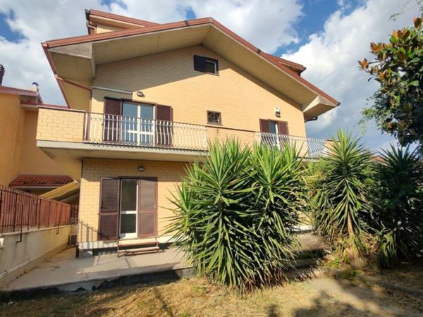 casa indipendente in vendita a Guidonia Montecelio in zona Colle Fiorito