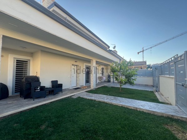 casa indipendente in vendita a Guidonia Montecelio in zona Setteville
