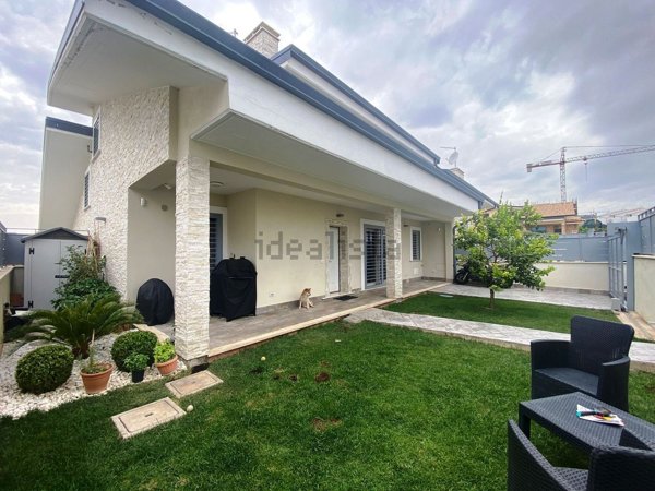 casa indipendente in vendita a Guidonia Montecelio in zona Setteville