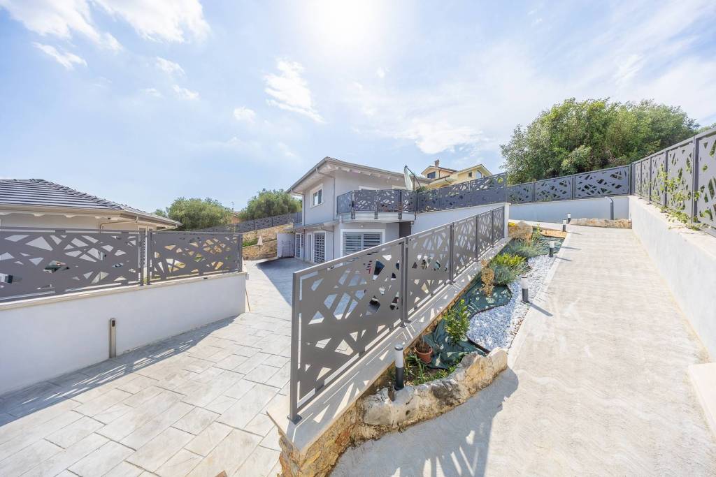 casa indipendente in vendita a Guidonia Montecelio in zona Montecelio