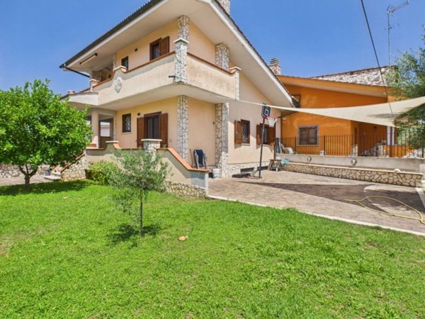 casa indipendente in vendita a Guidonia Montecelio in zona Setteville