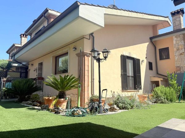 casa indipendente in vendita a Guidonia Montecelio in zona Marco Simone