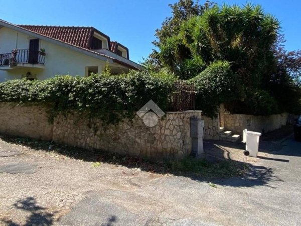 casa indipendente in vendita a Guidonia Montecelio in zona Colleverde