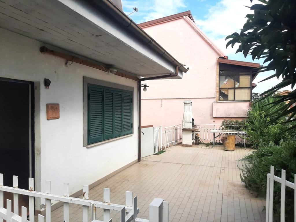 casa indipendente in vendita a Guidonia Montecelio in zona Colle Fiorito