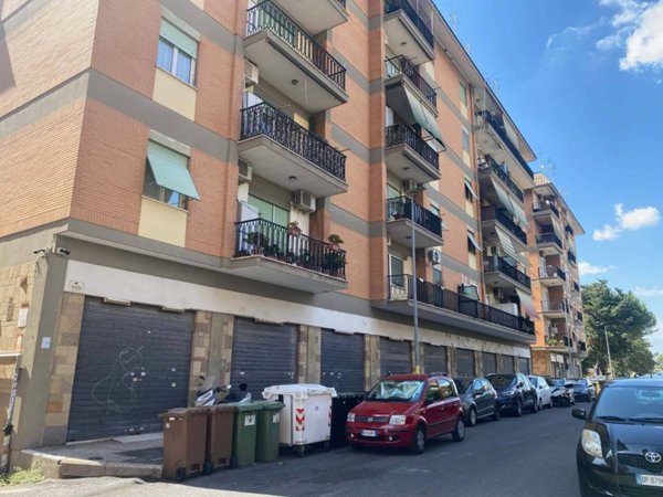 negozio in vendita a Guidonia Montecelio in zona Setteville