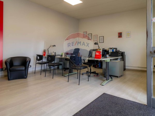 locale commerciale in vendita a Guidonia Montecelio in zona Guidonia