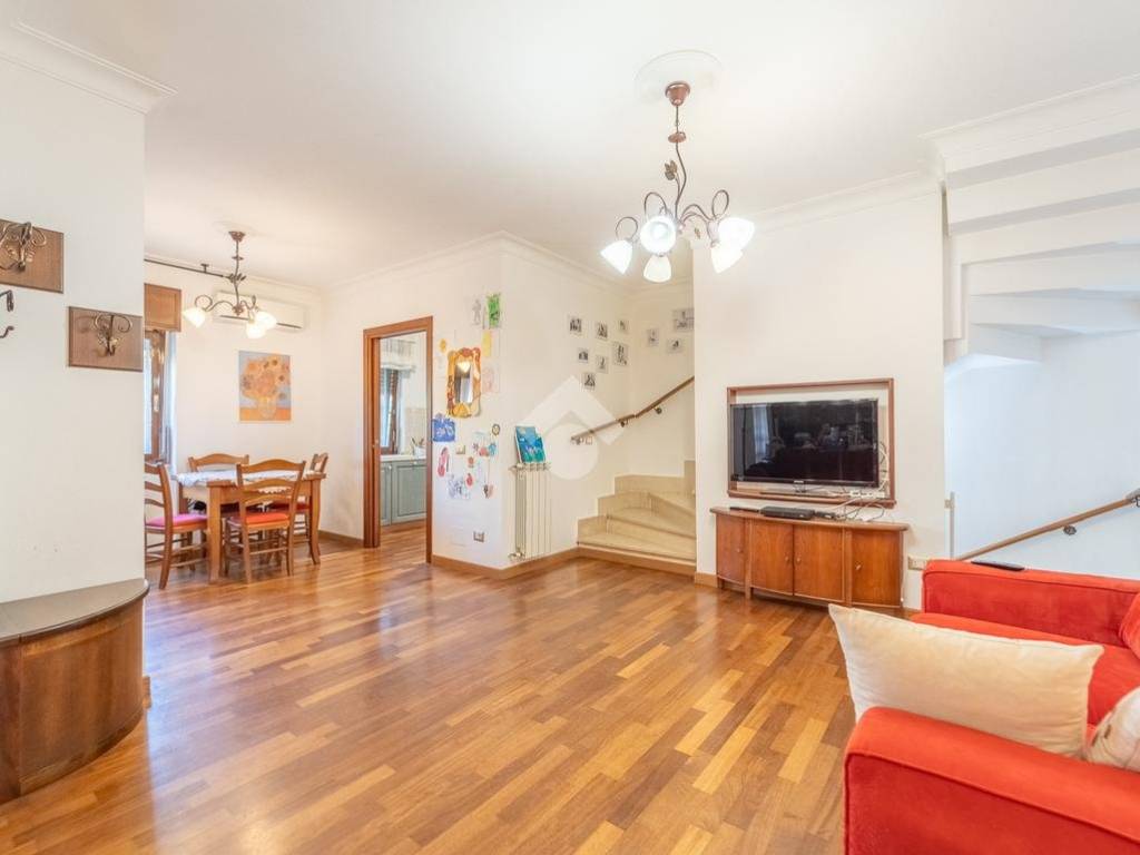 casa indipendente in vendita a Guidonia Montecelio in zona Setteville