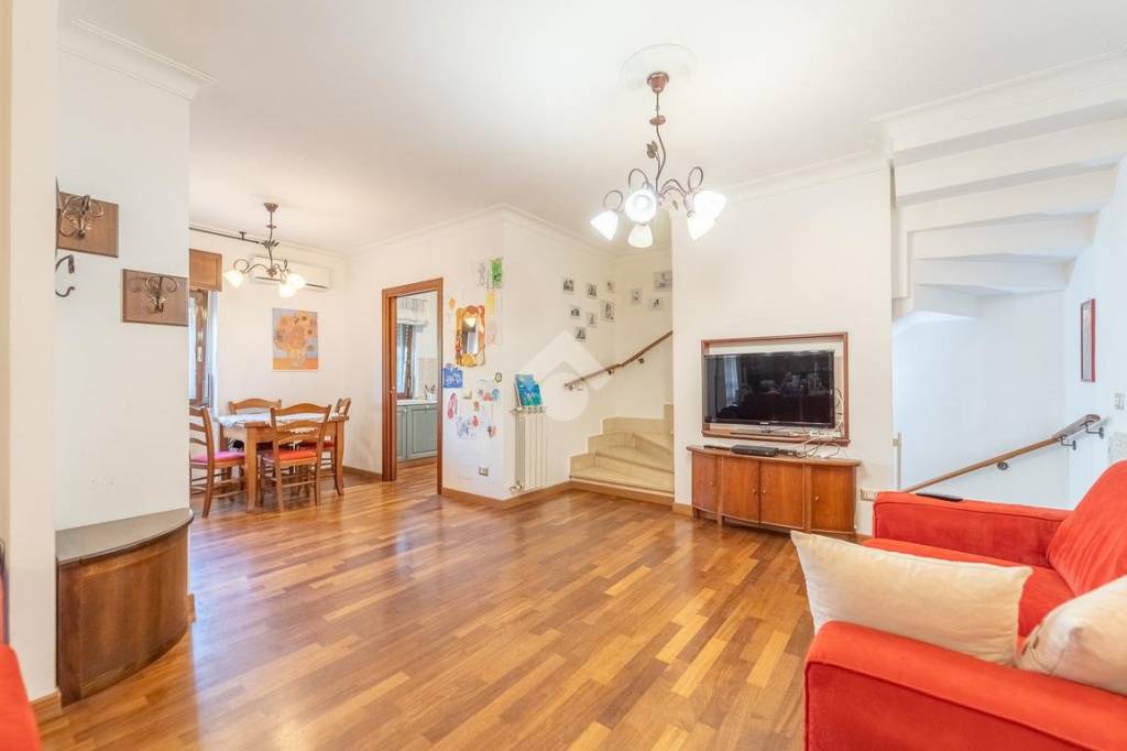casa indipendente in vendita a Guidonia Montecelio in zona Setteville