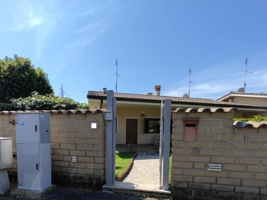 casa indipendente in vendita a Guidonia Montecelio in zona Colleverde