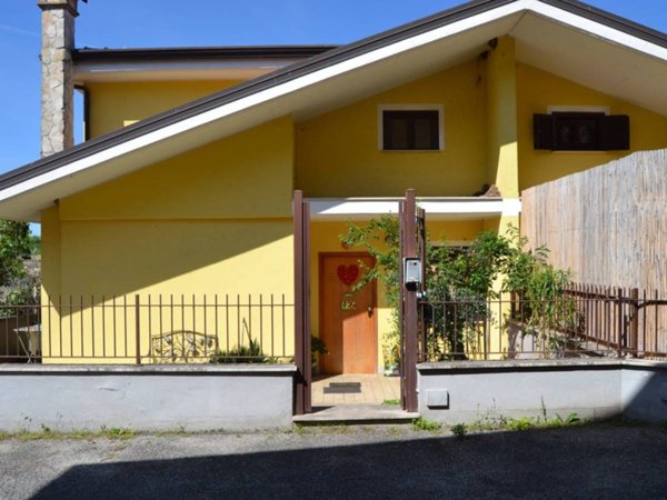 casa indipendente in vendita a Guidonia Montecelio in zona Pichini