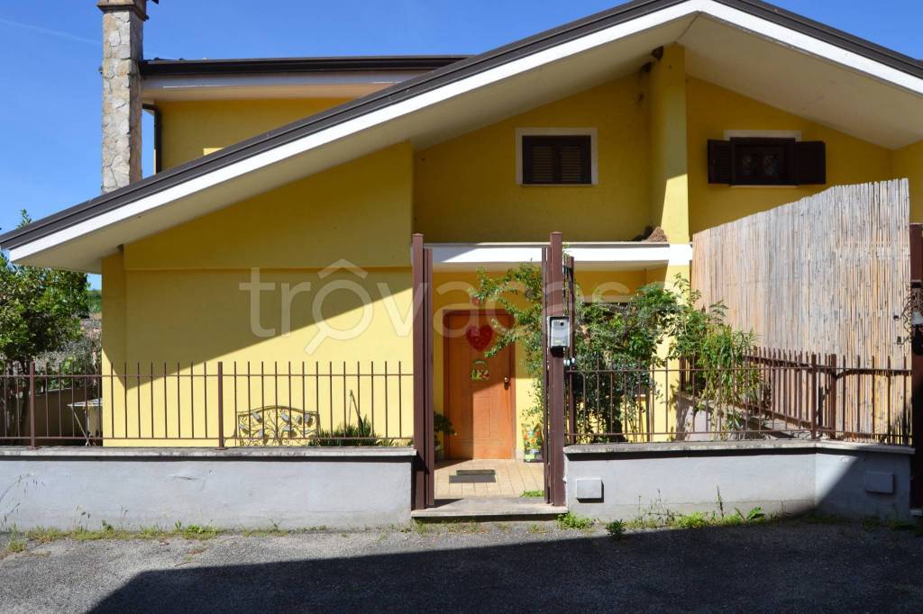 casa indipendente in vendita a Guidonia Montecelio in zona Pichini