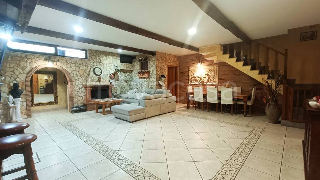 casa indipendente in vendita a Guidonia Montecelio in zona Marco Simone