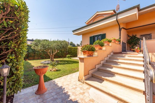 casa indipendente in vendita a Guidonia Montecelio in zona Guidonia