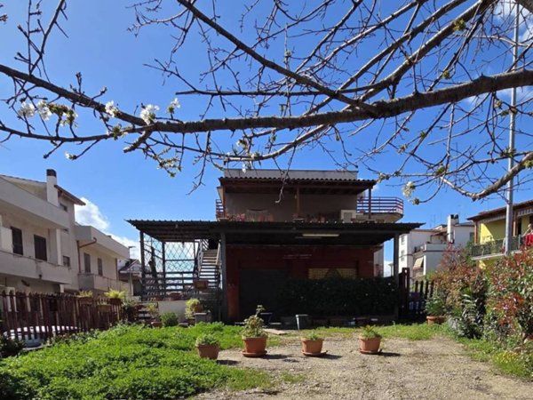 negozio in vendita a Guidonia Montecelio in zona Guidonia