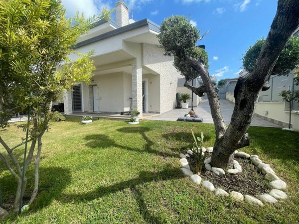 casa indipendente in vendita a Guidonia Montecelio in zona Setteville
