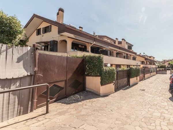 casa indipendente in vendita a Guidonia Montecelio in zona Setteville