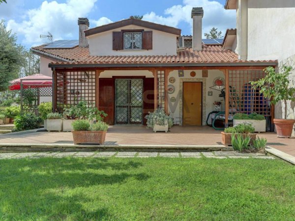 casa indipendente in vendita a Guidonia Montecelio in zona Colleverde