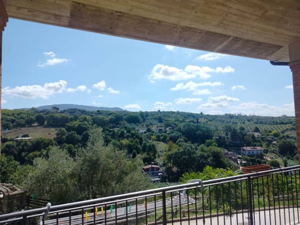 casa indipendente in vendita a Guidonia Montecelio in zona Guidonia
