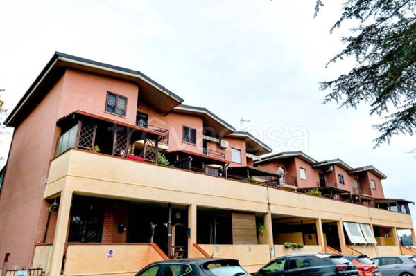 casa indipendente in vendita a Guidonia Montecelio in zona Guidonia