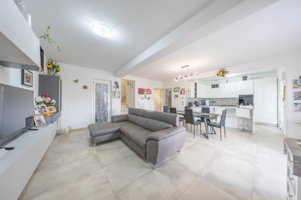 casa indipendente in vendita a Guidonia Montecelio in zona Pichini