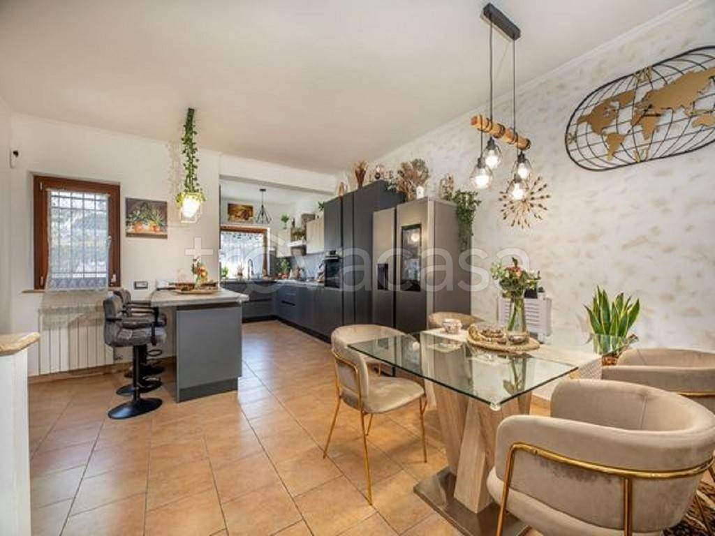 casa indipendente in vendita a Guidonia Montecelio in zona Setteville