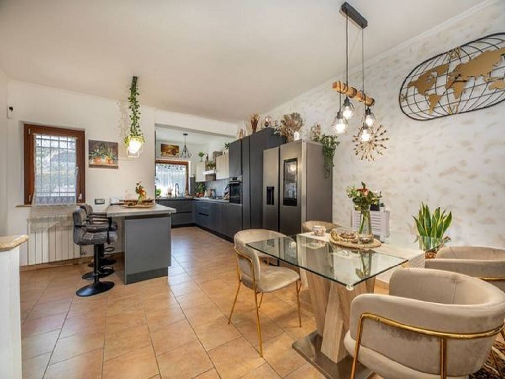 casa indipendente in vendita a Guidonia Montecelio in zona Setteville