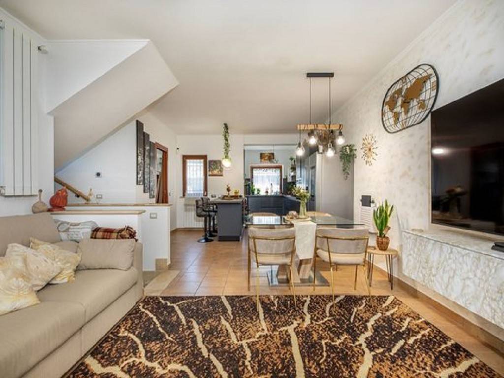 casa indipendente in vendita a Guidonia Montecelio in zona Setteville