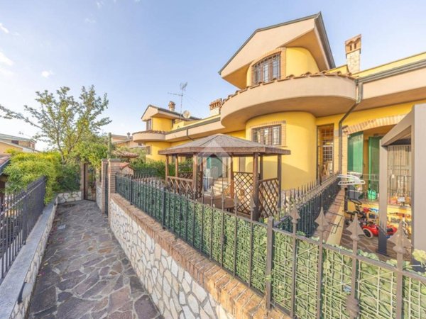 casa indipendente in vendita a Guidonia Montecelio in zona Setteville
