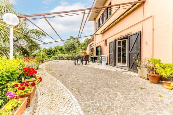 casa indipendente in vendita a Guidonia Montecelio in zona Marco Simone