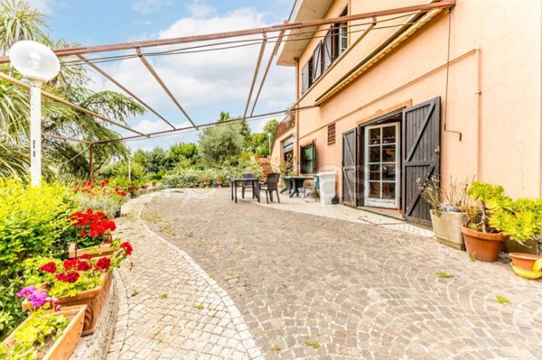 casa indipendente in vendita a Guidonia Montecelio in zona Marco Simone