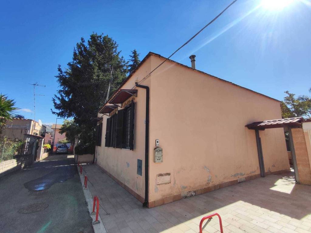 casa indipendente in vendita a Guidonia Montecelio in zona Villanova