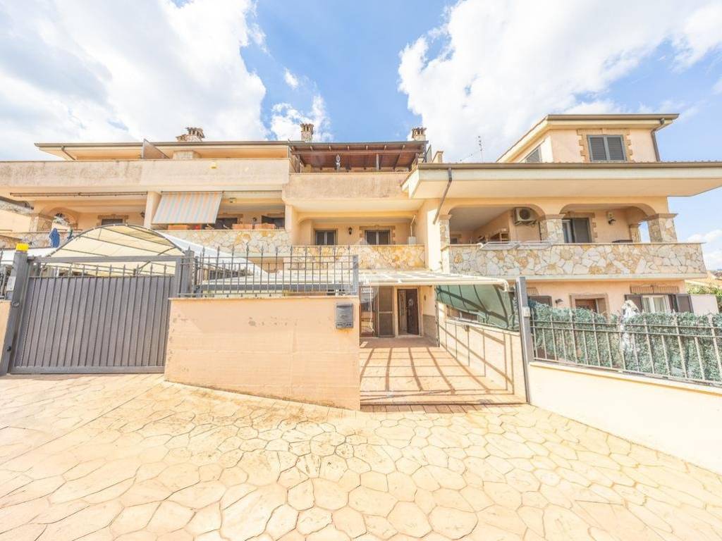 casa indipendente in vendita a Guidonia Montecelio in zona Marco Simone