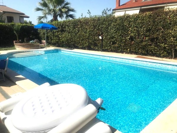 casa indipendente in vendita a Guidonia Montecelio in zona Colleverde