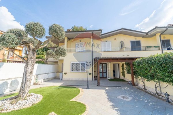 casa indipendente in vendita a Guidonia Montecelio in zona Guidonia