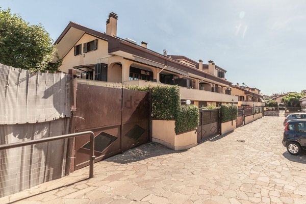 casa indipendente in vendita a Guidonia Montecelio in zona Setteville